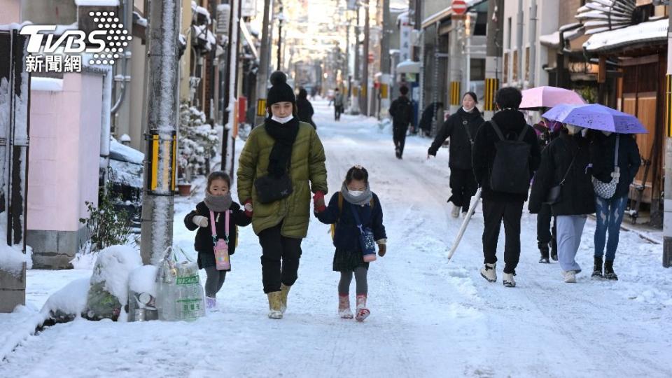 日本各地都遭到厚厚的積雪覆蓋。（圖／達志影像美聯社）