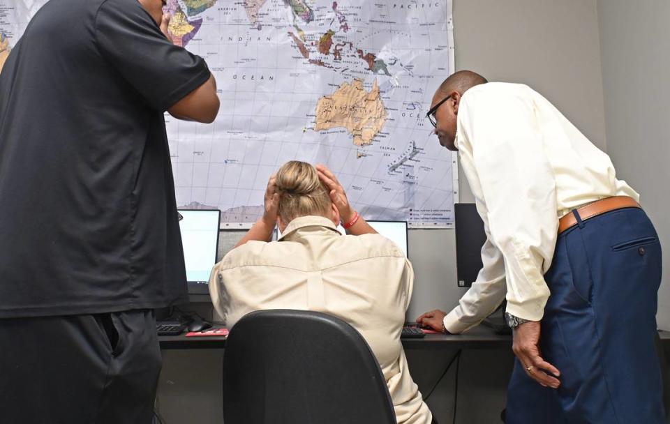 NC Works employee Jesse Williams, Jr., right, helps clients Aug. 30 at the CVCC Applied Technologies Center in Taylorsville, N.C. JEFF SINER/jsiner@charlotteobserver.com