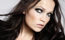 Tarja ist verheiratet mit Marcelo Cabuli - ihrem Manager. Die beiden haben eine kleine Tochter. Mit der heutigen Nightwish-Sängerin Floor Jansen verträgt sie sich bestens - die beiden standen schon oft zusammen auf der Bühne. Jedoch folgte ihr Floor Jansen nicht direkt. Bei Nightwish stand nach der Trennung von Tarja zunächst eine andere Dame ganz vorne auf der Bühne ... (Bild: Universal)