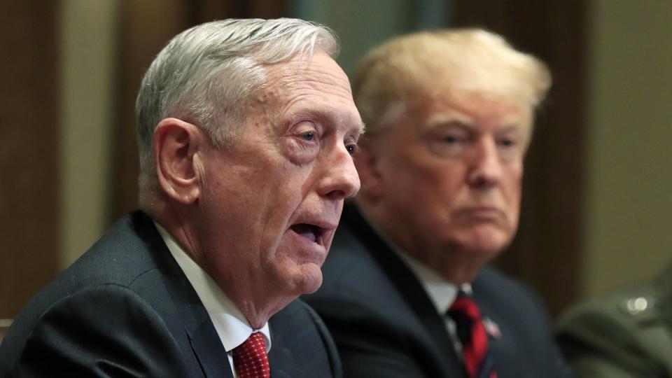 Der damalige US-Verteidigungsminister James Mattis (l) sitzt während eines Briefings mit hochrangigen Militärführern neben Donald Trump. Mattis hat den US-Präsidenten scharf kritisiert.