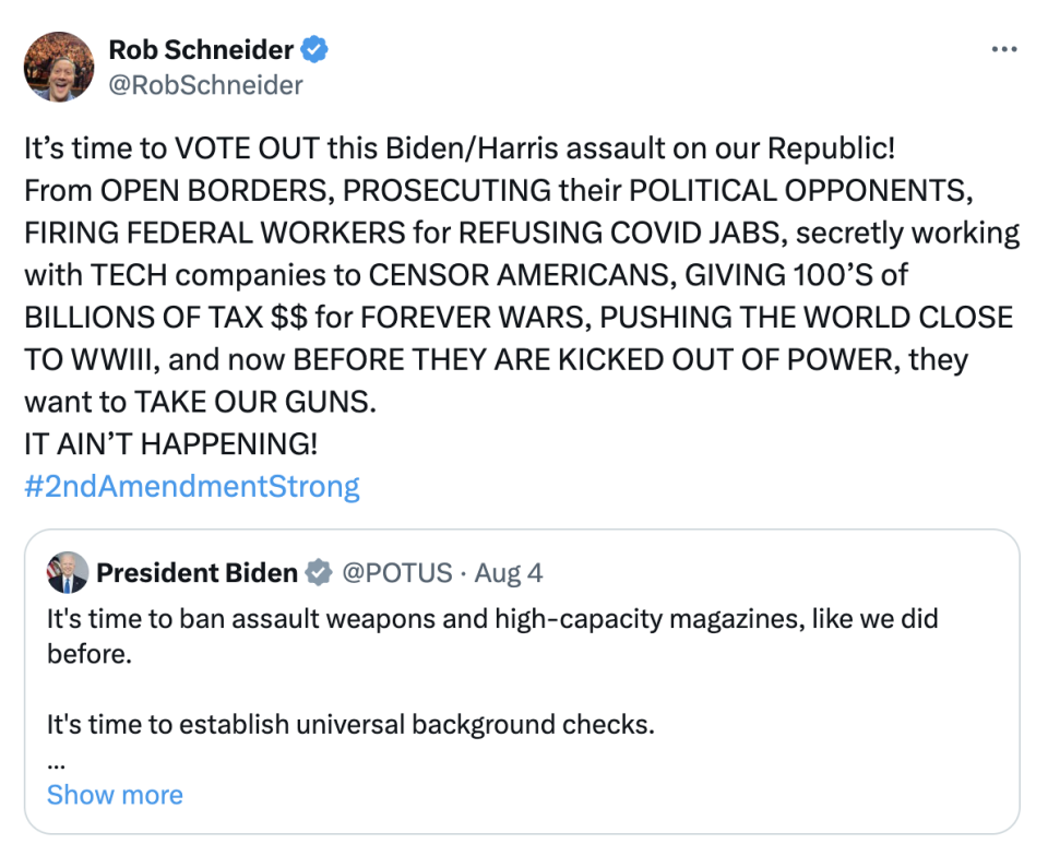 Rob Schneider twittert Kritik an der Biden/Harris-Regierung und fordert eine Abstimmung über die Abwahl aufgrund verschiedener angeblicher Probleme. Eingebetteter Tweet von Präsident Biden über Maßnahmen zur Waffenkontrolle