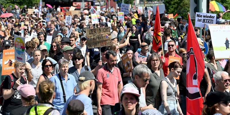 Teilnehmer eines Demonstrationszuges gegen den AfD-Bundesparteitag ziehen zur Grugahalle.<span class="copyright">Henning Kaiser/dpa</span>