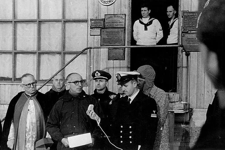 En la Isla Decepción, el Presidente Arturo Frondizi saluda a militares y científicos argentinos que participan de la Campaña Antártica 1960/1961