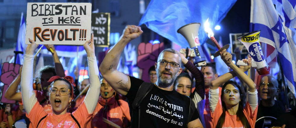 Des milliers de manifestants israéliens rassemblés contre le projet de réforme judiciaire du gouvernement israélien, à Tel-Aviv, le 4 mars 2023.  - Credit:Gili Yaari/NurPhoto via AFP
