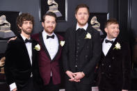 <p>Dan Reynolds (2.v.r.), Sänger der US-Band Imagine Dragons, schrieb auf Twitter: „Erschüttert von Aviciis Todesnachricht. Mit ihm zu arbeiten war eine meiner liebsten Kollaborationen. Viel zu jung. Die Welt war ein glücklicherer und vollwertigerer Ort mit seiner Präsenz und seiner Kunst. Ich schicke all meine Liebe an seine Freunde und Familie.“ (Bild: Getty Images) </p>