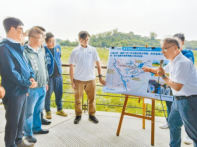 高雄市政府水利局為提升仁武地區防災能力及獅龍溪防洪標準，去年4月展開觀音湖上游分流及改善內外埤水位調控工程，如今各項工程均完工，高雄市長陳其邁Y昨日視察，由水利局總工蔡易勳現場簡報說明。（林雅惠攝）