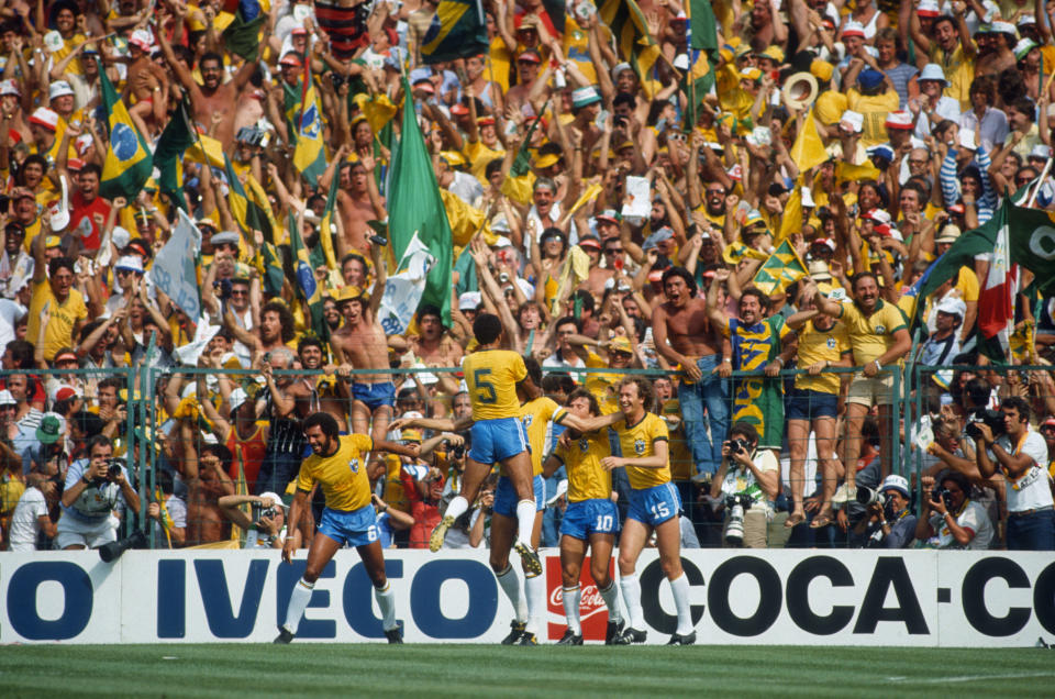 Seleção Brasileira comemora gol na Copa do Mundo de 1982 (Foto: Mark Leech/Offside via Getty Images)