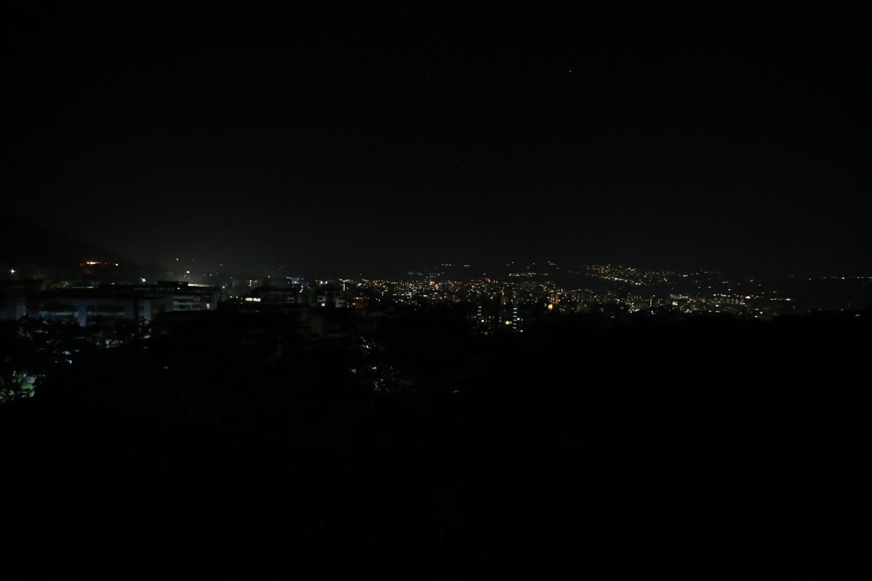 AME5590. CARACAS (VENEZUELA), 10/03/2019.- Vista de la ciudad de Caracas (Venezuela), este domingo. El Gobierno de Nicolás Maduro anunció este domingo una segunda suspensión de las clases y las actividades laborales por el apagón registrado el pasado jueves en horas de la tarde y que ya ha superado las 72 horas, aunque algunas zonas de Caracas tienen electricidad de forma intermitente. EFE/ Raúl Martínez