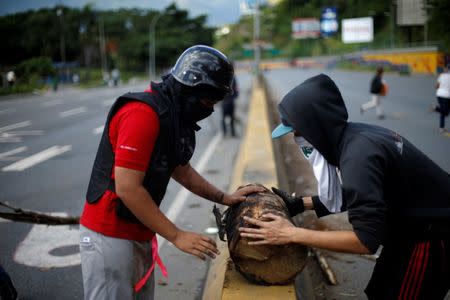 Opposition supporters block an avenue during a rally against Venezuela's President Nicolas Maduro's government in Caracas, Venezuela, July 28, 2017. REUTERS/Andres Martinez Casares