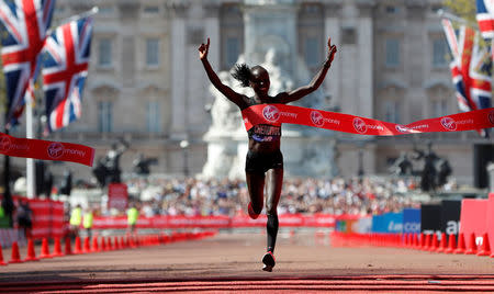 Athletics - London Marathon - London, Britain - April 22, 2018 Kenya's Vivian Cheruiyot wins the Women's elite race REUTERS/Paul Childs