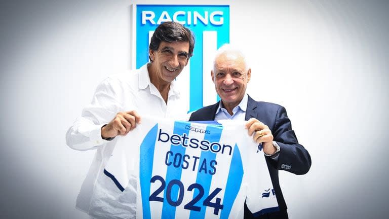 Gustavo Costas fue presentado este lunes 18 de diciembre de 2023 como DT de Racing; en la imagen, junto al presidente Víctor Blanco