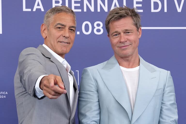 George Clooney y Brad Pitt llegaron hoy a Venecia para presentar su nueva película, Lobos, y demostraron su intacto magnetismo 