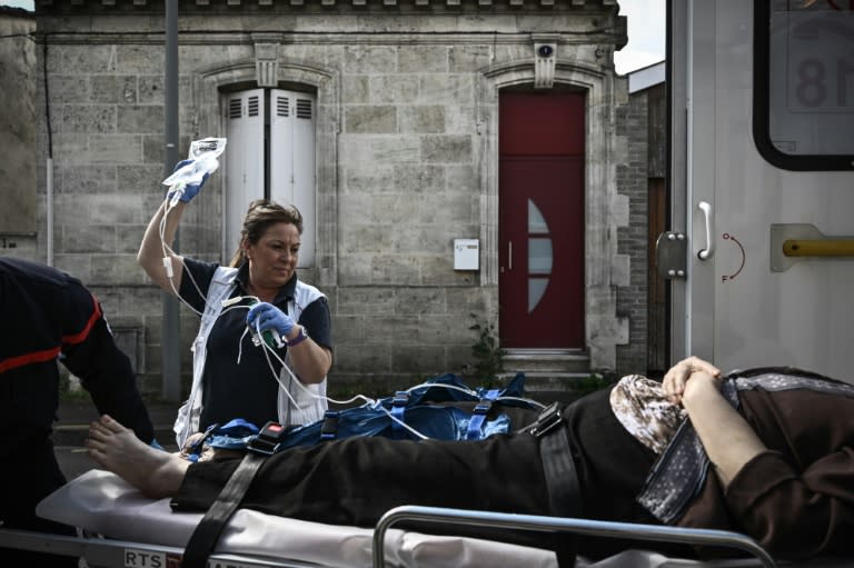 Pascale Martinet, infirmière anesthésiste et membre de l'une des premières unités hospitalières mobiles paramédicales (UMH-P) du CHU de Bordeaux, s'occupe d'une femme transportée vers une clinique suite à un appel d'urgence, le 17 avril 2024 (Philippe LOPEZ)