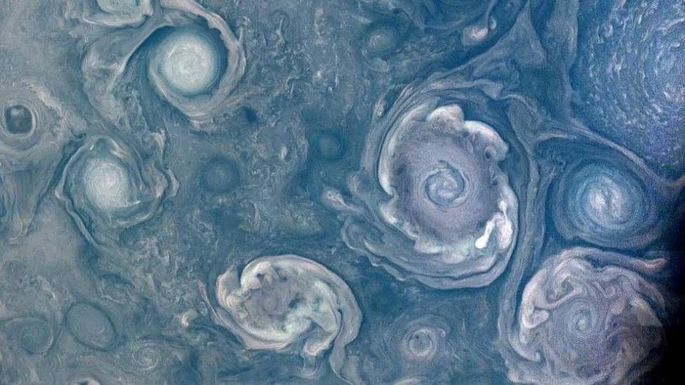 Ciclones en remolinos en el planeta Júpiter