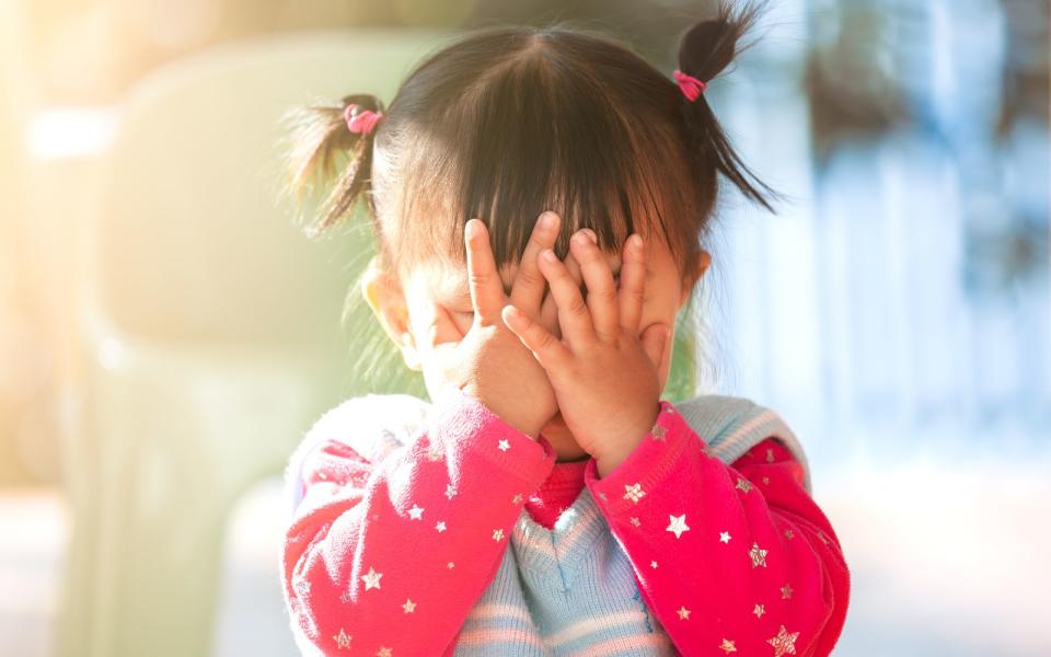 Urlaubsfotos gehören für die meisten Familien ganz selbstverständlich dazu. Doch nur wenige achten darauf, dass das Gesicht ihres Kindes nicht zu erkennen ist. (Bild: Sasiistock/iStock)