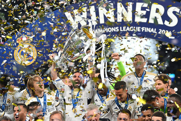 LONDON, ENGLAND - JUNE 01: Daniel Carvajal of Real Madrid lifts the UEFA Champions League Trophy after his team's victory in the UEFA Champions League 2023/24 Final match between Borussia Dortmund and Real Madrid CF at Wembley Stadium on June 01, 2024 in London, England. (Photo by Justin Setterfield/Getty Images)