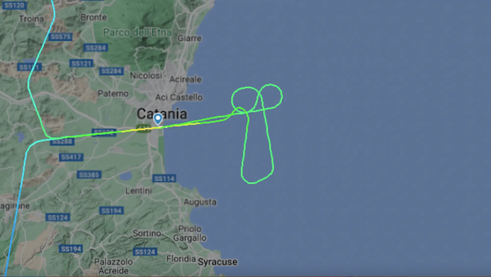 Flugverfolgungsdaten von Flightradar24 zeigen die penisförmige Flugbahn am Himmel vor der Ostküste Siziliens. - Copyright:  Flightradar24/Insider