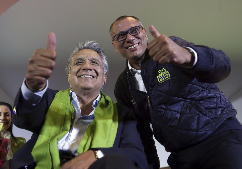 El candidato presidencial por el partido Alianza País, Lenín Moreno, izquierda, y su compañero de fórmula, Jorge Glas, sonríen al final de la jornada de elecciones presidenciales en Quito, Ecuador, el domingo 2 de abril de 2017. Ecuador cerró una segunda ronda electoral para elegir al sucesor de Rafael Correa. (AP Foto/Dolores Ochoa)