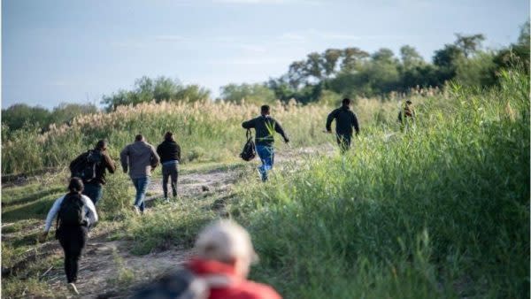 Migrantes intentan cruzar la frontera de EE.UU. / Getty Images
