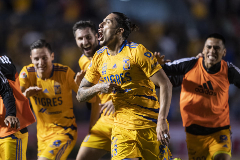 El zaguero Carlos Salcedo anotó en los minutos finales un golazo que le dio a Tigres la clasificación a las semifinales del Torneo Apertura de la Liga MX.. (Foto: Getty Images)