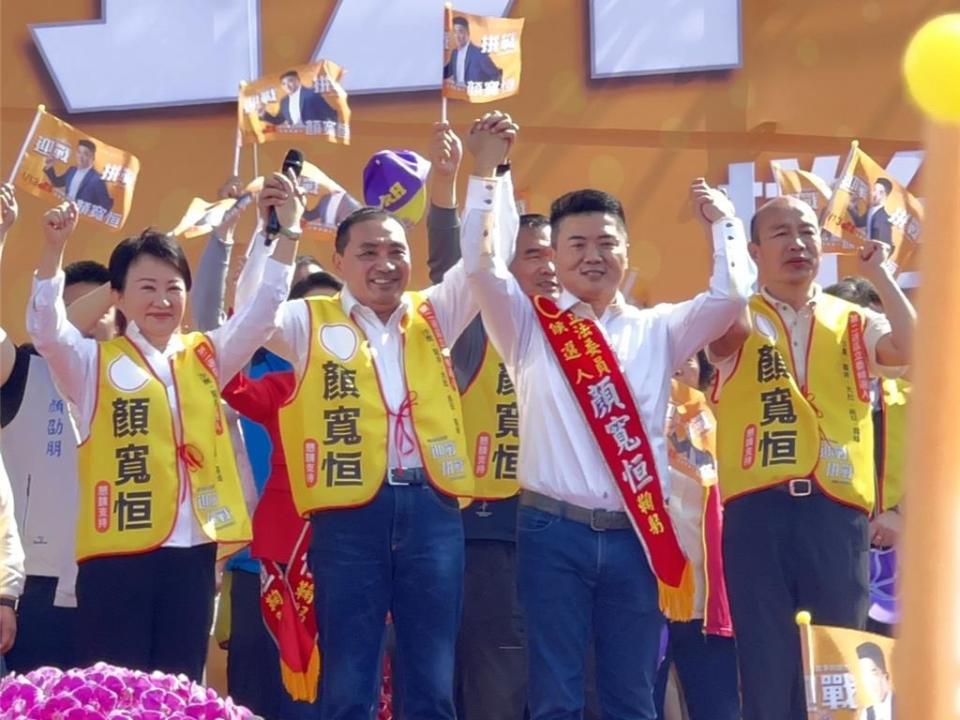 國民黨台中二選區立委參選人顏寬恒（右二）25日於沙鹿成立競選總部，「漢子」侯友宜（左二）與「禿子」韓國瑜（右一）和「燕子」台中市長盧秀燕（左一）合體助選。（潘虹恩攝）