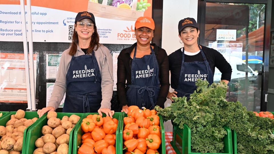  Bridget Moynahan, Phoebe Robinson and Ellie Krieger volunteering through Feeding America, 2023