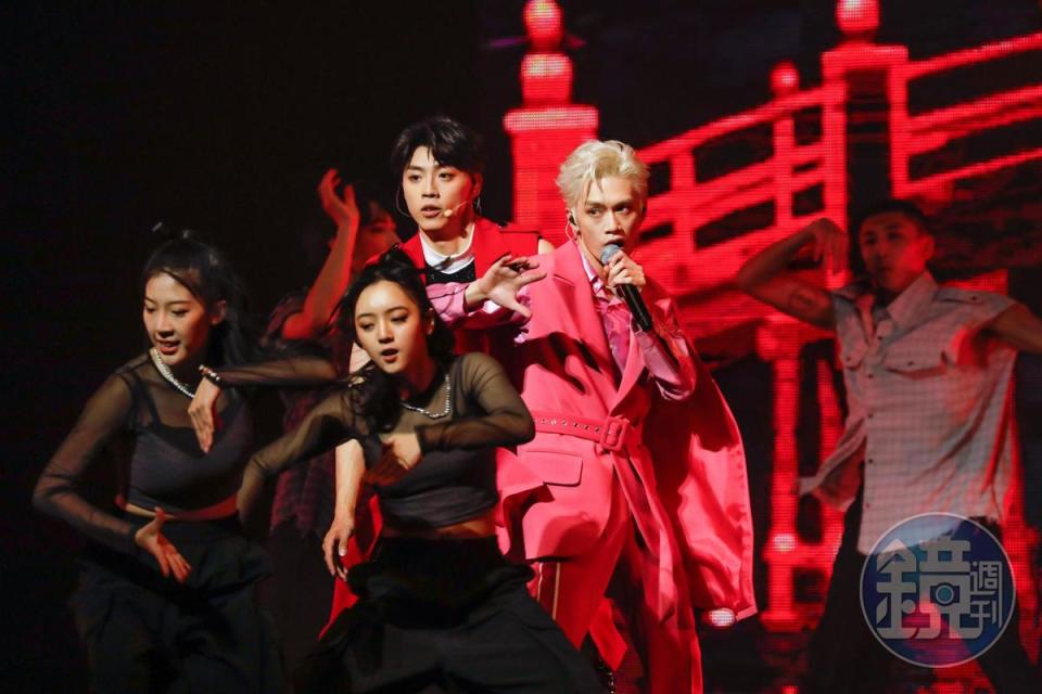 周子翔與黃文廷帶來一中國風「扇子舞」與「武術刀」的表演，一柔一剛合唱Coco李玟的〈刀馬旦〉。
