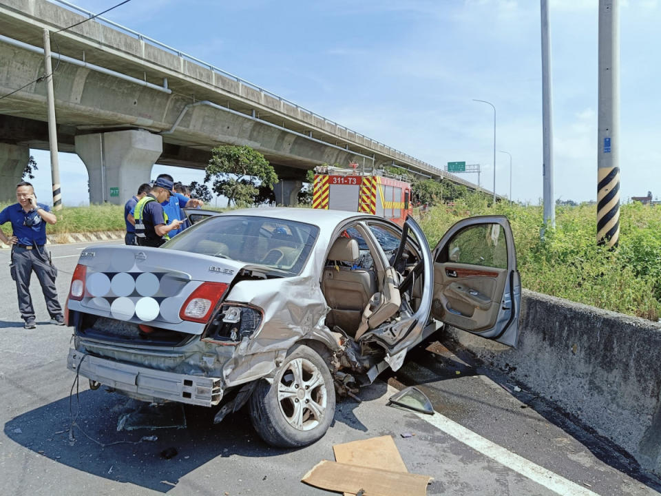 前後保險桿掉落，右側車身變形／民眾成峻提供