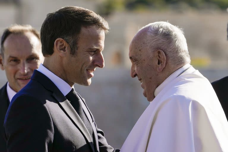 El papa Francisco, recibido por el presidente de Francia, Emmanuel Macron, a su llegada a una sesión de la cumbre 