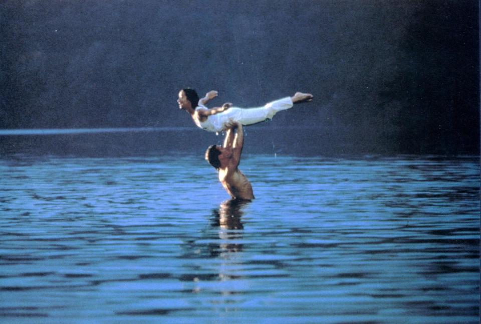 Der Satz "Mein Baby gehört zu mir" ist genauso legendär wie Patrick Swayzes übermütiger Sprung von der Bühne und die Hebefigur mit Schauspielkollegin Jennifer Grey: "Dirty Dancing" ist vielleicht kein besonders kunstvoller Film, aber Kultstatus hat das Werk von 1987 schon lange erreicht. (Bild: Vestron Pictures)