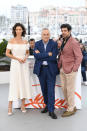 Maria Fernanda Candido a revêtu une robe blanche en nid d’abeille et boutonnée pour le photocall du film Le Traître. Marco Bellocchio, le réalisateur, a égayé son costume indigo d’une chemise rayée et Pierfrancesco Favino a misé sur une veste tomette pour relever le beige de son pantalon.