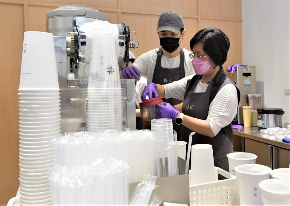 王惠美走訪新加入青年展店，親自體驗烏龍茶製作流程，並化身金牌推銷員向大家推薦。（記者曾厚銘攝）