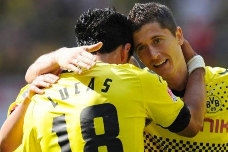 ¿Dos número 9 pueden jugar juntos? Sí, y hacer muchos goles y llevar al Dortmund al título: Barrios y el festejo con un joven Robert Lewandowski