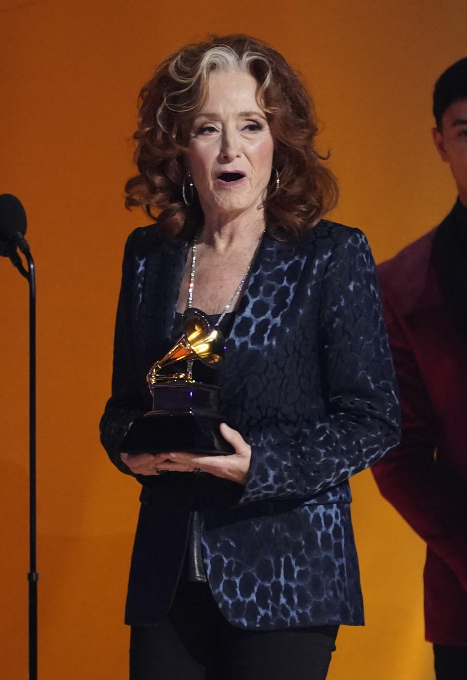 Bonnie Raitt recibe el premio a canción del año por "Just Like That" en la 65a entrega anual del Grammy el domingo 5 de febrero de 2023, en Los Angeles. (Foto AP/Chris Pizzello)