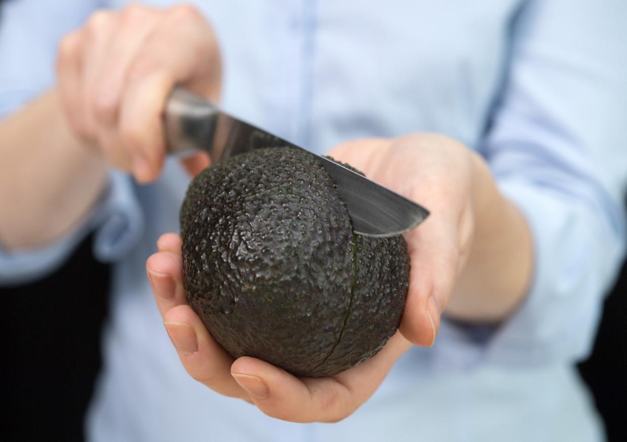 Beim Aufschneiden von Avocados besteht die Gefahr, sich zu schneiden. (Bild: dpa)