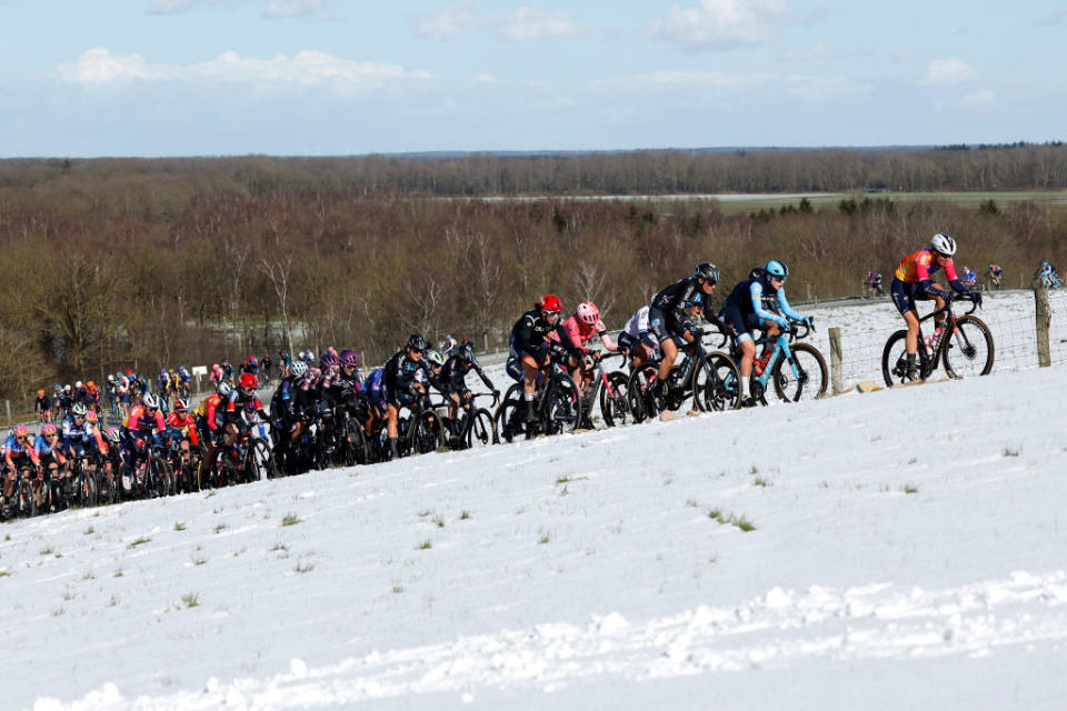 Ronde van Drenthe peloton op VAM-berg