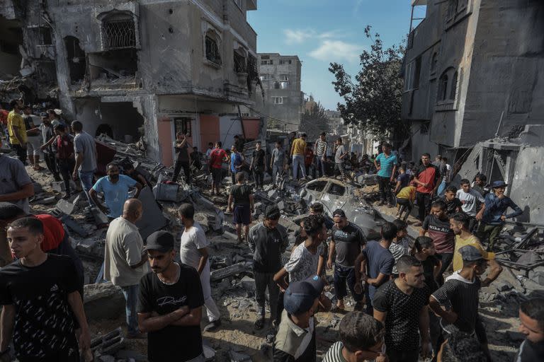 Palestinos inspeccionan la destrucción alrededor de la casa de la familia Abu Rizq, después de un ataque aéreo israelí en Rafah, en el sur de la Franja de Gaza, el 30 de octubre de 2023.