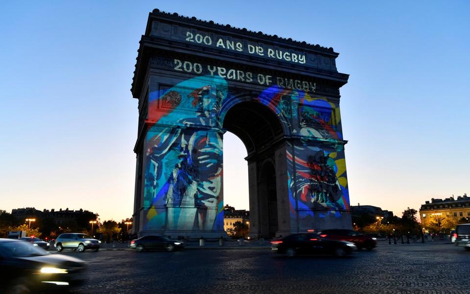 Pařížský Arc de Triomphe se rozsvítil u příležitosti 100denního odpočítávání do začátku mistrovství světa v ragby loni v květnu.