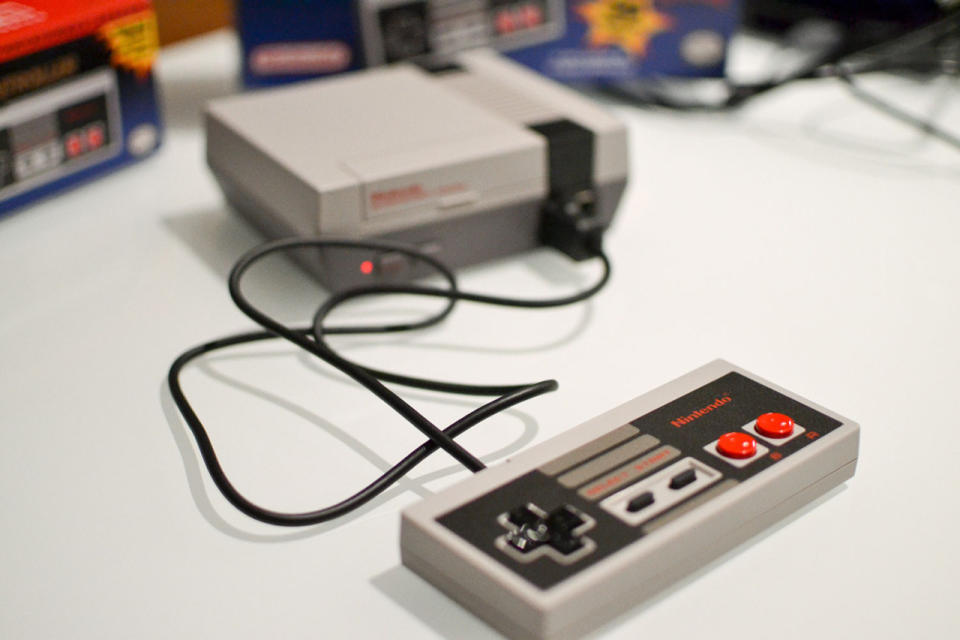 NES Classic Edition / $60. Ha pasado algún tiempo desde que Nintendo presumía de tener el regalo tecnológico más deseado de las Navidades, pero no te equivoques: los jugones han enloquecido con la edición clásica de NES. Agotado solo unas horas después de salir a la venta, esta réplica adorable de la consola casera más querida de Nintendo se conecta con la TV para y trae 30 juegos impresionantes de NES. Incluye una versión del controlador de NES controlador, y aunque los cables son demasiado cortos, la bondad de juego y su capacidad de almacenamiento te dará para muchos meses. Va a ser difícil de encontrar, pero merece la pena el esfuerzo.