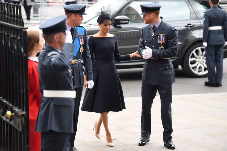Navyblau ist des Rätsels Lösung. In dieser Farbe trug Herzogin Meghan ihr Kleid zum RAF-Jubiläum, kombiniert mit einem Fascinator in Navyblau und nudefarbenen High Heels. (Bild: Getty Images)