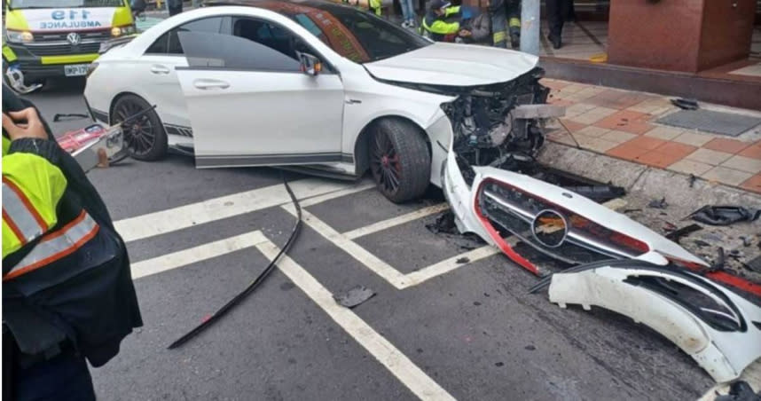 陳女駕駛白色賓士車，撞上對向路邊臨停的轎車後，再波及路邊1部轎車與13部機車。（圖／翻攝畫面）