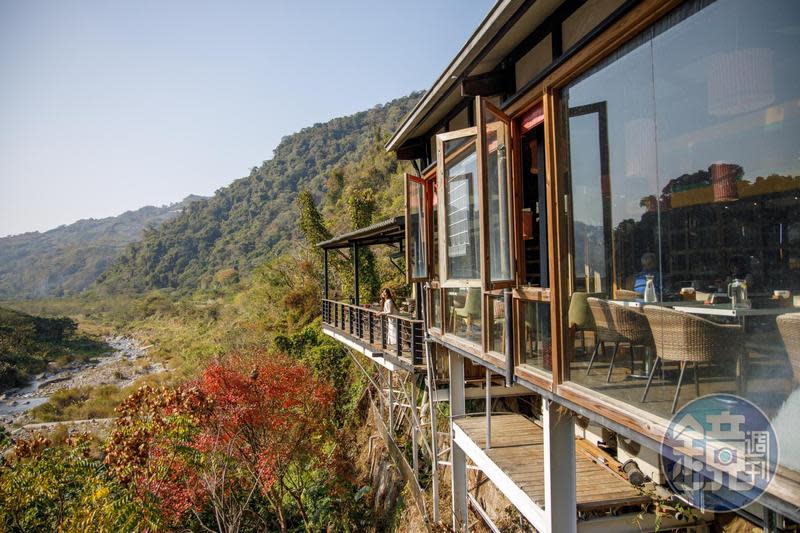 山吻泉景觀餐廳臨溪而建，戶外區能眺望四季美景。