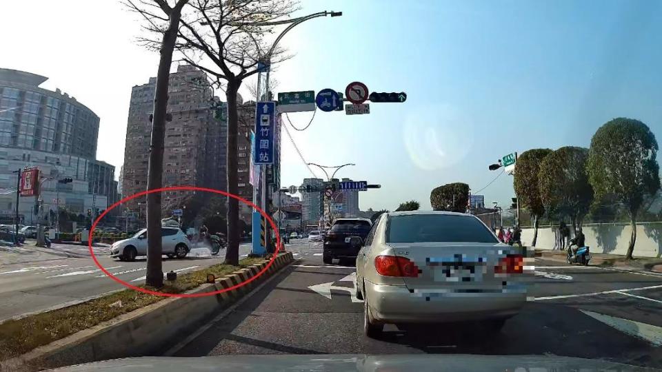 小轎車違規左轉，害對向車道的重機騎士追撞慘摔。（圖／翻攝爆料公社）