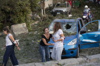 Personas heridas reaccionan tras una enorme explosión en Beirut, Líbano, el martes 4 de agosto de 2020. (AP Foto/Hassan Ammar)