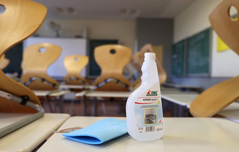 FOTO DE ARCHIVO. Una botella de líquido desinfectante puede verse en una de clase vacía en Hanau, Alemania. Marzo, 2020. REUTERS/Kai Pfaffenbach