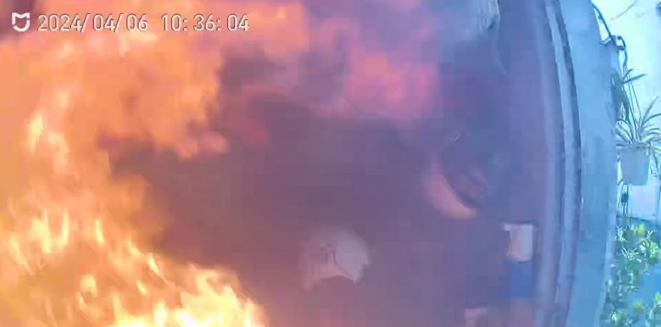 <strong>電動自行車突然爆炸自燃，監視器畫面全是火舌濃煙。（圖／翻攝畫面）</strong>