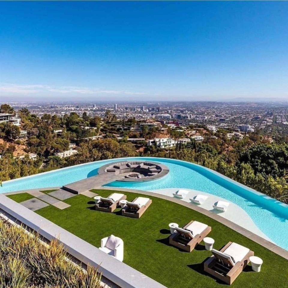 La mansión se encuentra en el exclusivo barrio de Hollywood Hills y cuenta con unas vistas increíbles de la ciudad de Los Ángeles. (Foto:<a href="http://thewilliamsestates.com/" rel="nofollow noopener" target="_blank" data-ylk="slk:Williams & Williams" class="link "> Williams & Williams</a> / Instagram / <a href="http://www.instagram.com/p/B_Yf860pemf/" rel="nofollow noopener" target="_blank" data-ylk="slk:@mega_mansions" class="link ">@mega_mansions</a>).
