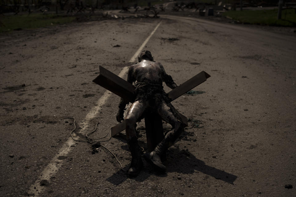 El cadáver de un hombre no identificado yace sobre una barrera vial cerca de un pueblo liberado por las fuerzas ucranianas en las afueras de Járkiv, Ucrania, el 30 de abril de 2022. (AP Foto/Felipe Dana)