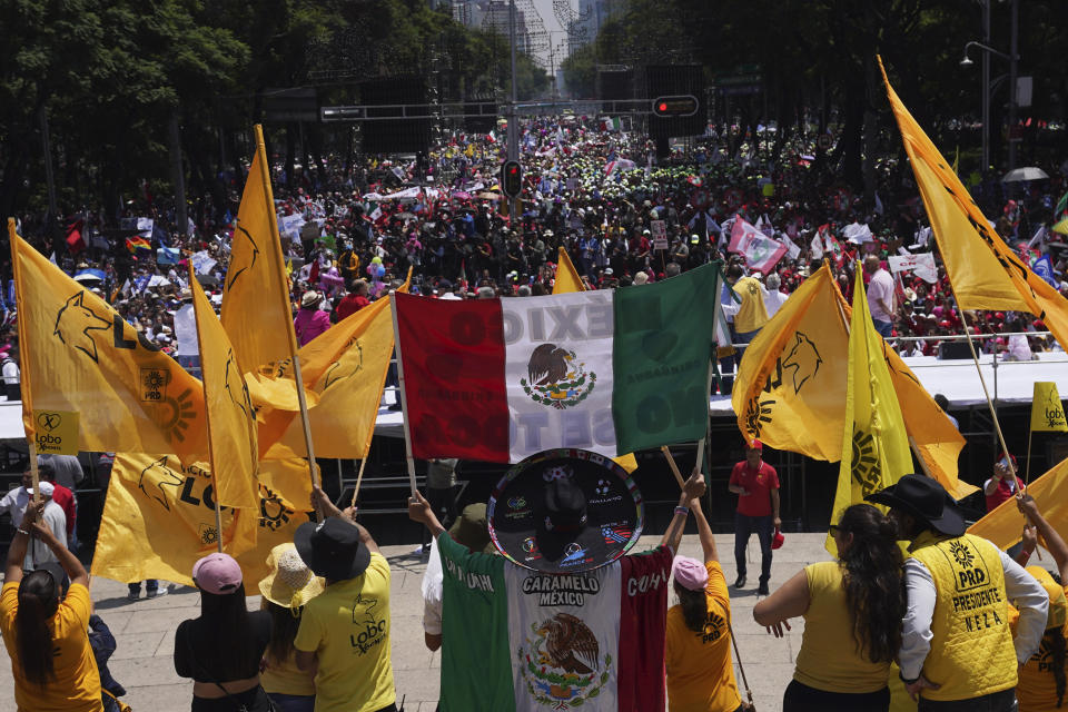 Simpatizantes de la senadora Xóchitl Gálvez, candidata de la oposición a las elecciones presidenciales, vitorean durante un evento político en el monumento del Ángel de la Independencia, en la Ciudad de México, el domingo 3 de septiembre de 2023. (Foto AP/Marco Ugarte)