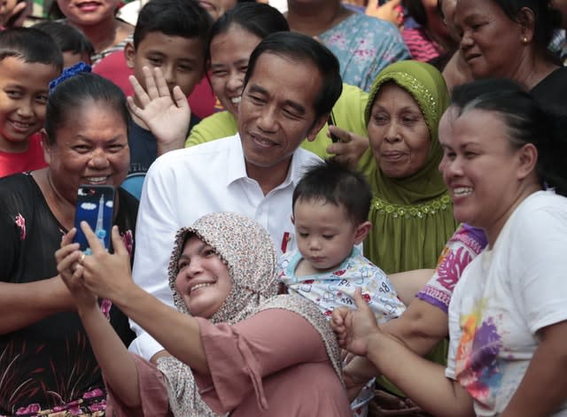 Joko Widodo meets supporters